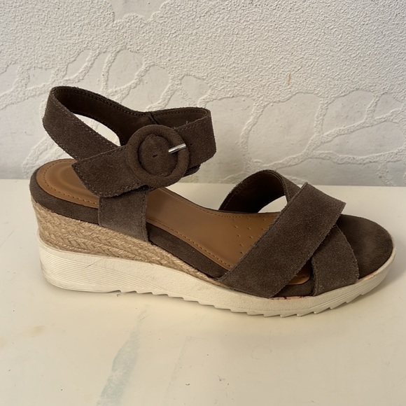 EVOLVE 24/7 Women’s Brown Suede Criss Cross Buckle Wedge Sandal Size 6 - Picture 10 of 12
